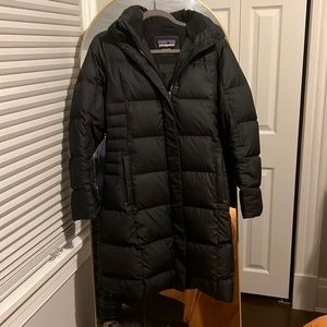 Women’s Patagonia down parka with removable hood